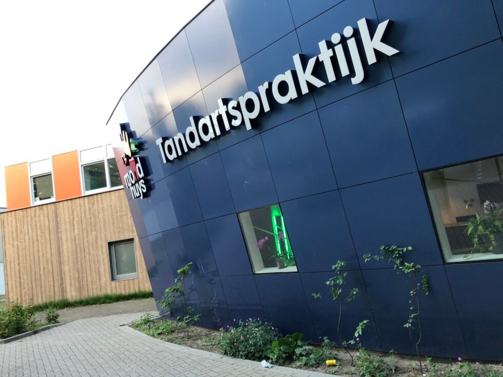 Verlichte gevel letters mondhuys